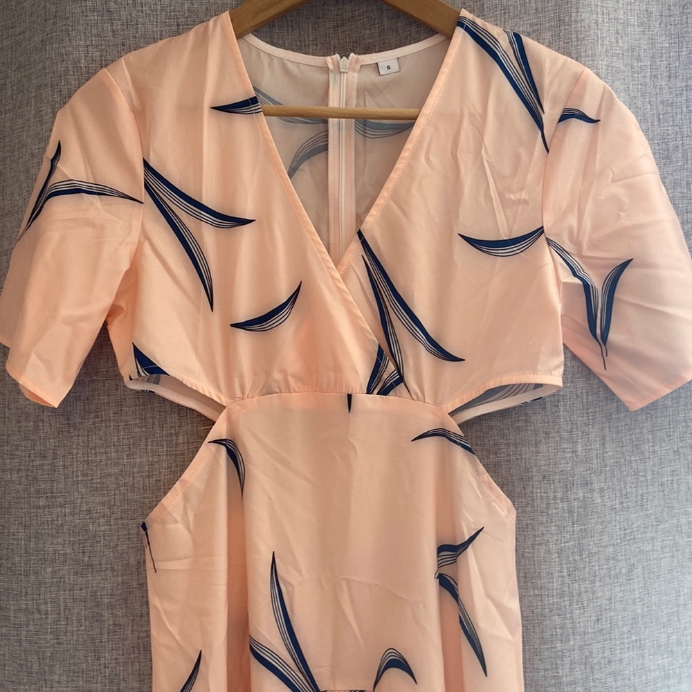 Adorable summer dress with side keyhole cut outs!!